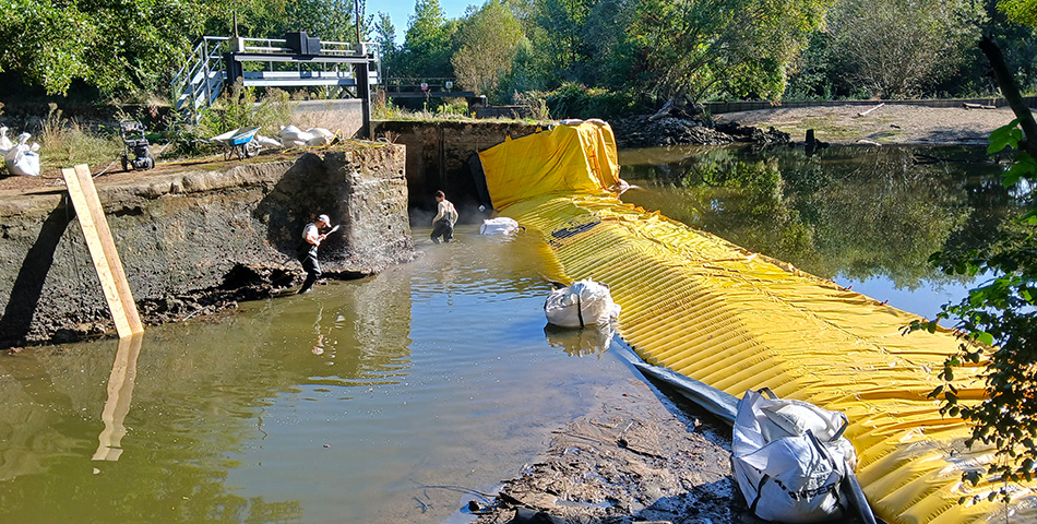 Travaux de réparation de fuites sur la chaussée du barrage de la Salle à Montreuil-Bellay Travaux de réparation de fuites sur la chaussée du barrage de la Salle à Montreuil-Bellay