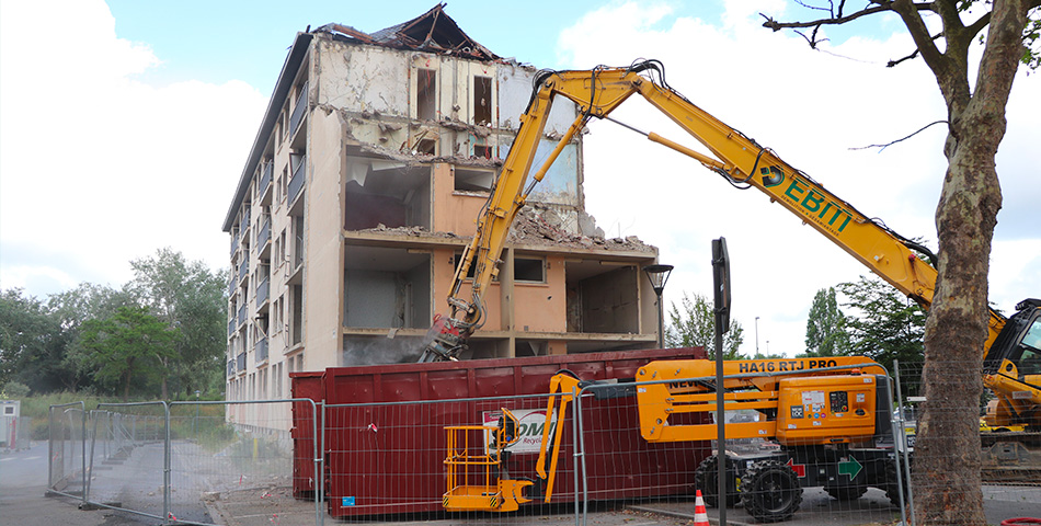 Objectif Chemin-Vert : Les travaux de démolition des logements Schweitzer 161/179 à Saumur ont commencé